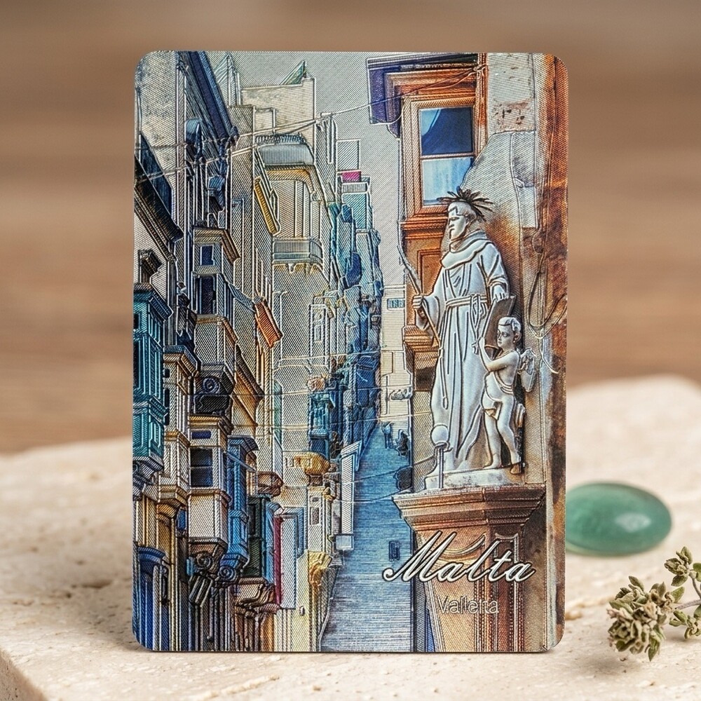 Kühlschrankmagnet Malta – Valletta Gasse mit Balkonen Kühlschrankmagnet Malta mit enger Gasse in Valletta, bunten Holzbalkonen und Eckstatue